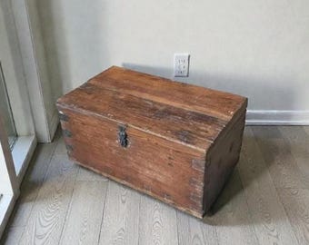 Vintage piratkista i trä: Handgjord graverad smyckeskrin