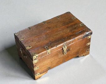 Vintage piratkista i trä: Handgjord graverad smyckeskrin