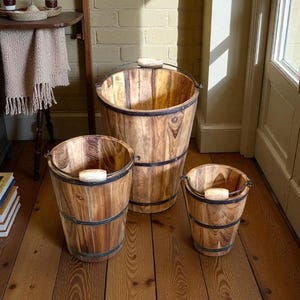 Drewniane wiaderka rzeźbione ręcznie w stylu vintage: rustykalny wystrój domu, wiaderka z litego drewna tekowego Sagwan z uchwytami, Balti, zestaw 3 sztuk