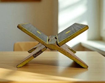 Antik handskuren träbokställning: Koranen-display