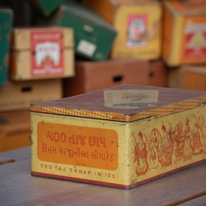 Scatola di latta litografica vintage, scatole portagioielli intagliate a mano, scatola di latta litografica vintage da collezione con marchio "Elephant Bears" e pubblicità di sigarette.