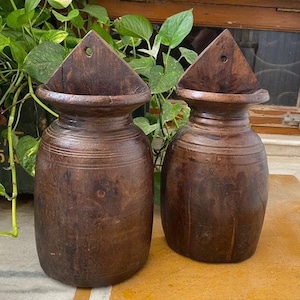 Hölzerne handgefertigte Wohndekor-Töpfe, altes Set mit 2 Holz-Pflanzern, Wandbehang & Gartendekor, Holz-elegante Töpfe, rustikale Holz-Pflanzer