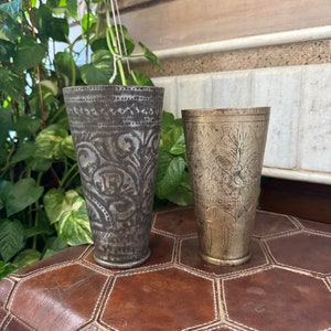 Oude koperen papegaai gesneden lassiglas bloemen gegraveerd glas waterglas Hindi geschreven antieke beker Handgemaakt decoratief verzamelobject