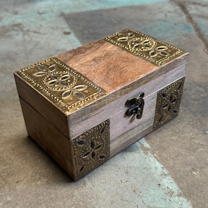 houten kofferbak met messingwerk en natuurlijk afgewerkt/ woondecoratie/opbergdoos/houten salontafel/metaalwerk opbergdoos/houten kist/kist