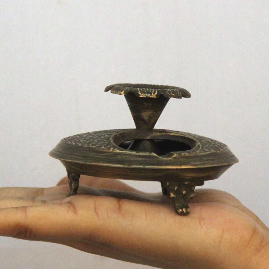 17th Vintage Old Brass Hand Carving Work Tobacco Mughal Cigarettes Ashtray, photo 3 of 5