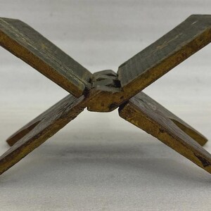 Puede incluir: Un atril de madera con forma de cruz. El soporte est&aacute; hecho de madera envejecida con un tono marr&oacute;n dorado y detalles en verde oscuro. El soporte est&aacute; dise&ntilde;ado para sostener un libro abierto para leer.