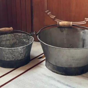 Vintage rustikaler Metalleiseneimer, Wohnkultur, originaler alter feiner handgeschnitzter Eimer mit Griff