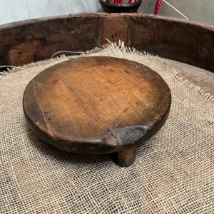 Rustikaler alter Chaklota Holzbrettchen Vintage Holzbrett, indisch handgearbeiteter antiker antiker Mehrzweckkerzenständer, Pflanzgefäß, Schneidebrett