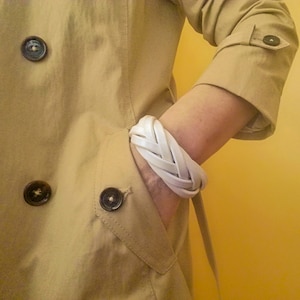 Weißes Lederarmband, geflochtene Armbänder für Frauen, dünnes Armreif Armband, Einheitsgröße Armband, Boho Braut Armband, schicke Geschenke,