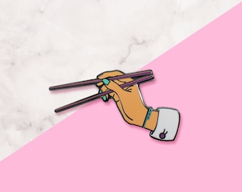 Spilla smaltata a forma di bacchette giapponesi – Porta fortuna Spilla nera da bavero | Regalo Kawaii Giappone | Spilla estetica anime