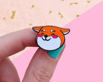 Spilla smaltata rigida con Shiba Inu rosso – Spilla da bavero Kawaii con cane giapponese | Regalo per amanti dei cani e appassionati di anime