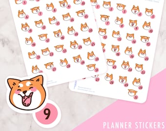 Op de afbeelding: Een vel met 31 planner stickers met schattige Shiba Inu-honden gezichten met verschillende uitdrukkingen. De stickers zijn gedrukt op wit papier met roze cirkels rond elk sticker nummer.