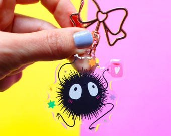 Brelok akrylowy Soot Sprite – Spirited Away Kawaii Charm | Prezent z anime Studio Ghibli | Holograficzny