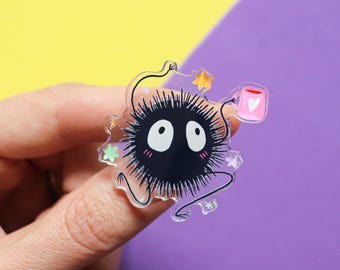 Spilla in acrilico con la fatina della fuliggine e il caffè – Ciondolo Kawaii Studio Ghibli | Regalo ispirato a La città incantata | Spilla anime carina