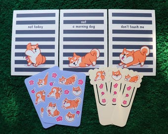 Set Shiba Inu - 3 stampe artistiche A5 + set di 3 segnalibri + 2 fogli di adesivi | Set regalo Kawaii | Regalo per gli amanti dello Shiba Inu
