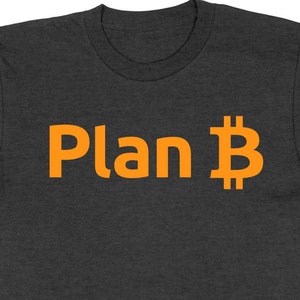 Op de afbeelding: Een donkergrijs T-shirt met de tekst "Plan B" in oranje.