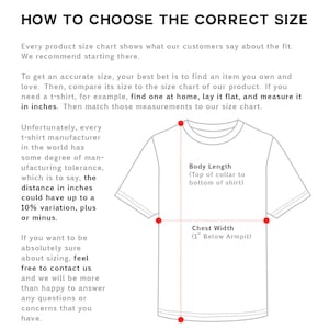 Op de afbeelding: Diagram met instructies voor het meten van een T-shirt voor een perfecte pasvorm. Het diagram toont een wit T-shirt met rode lijnen die aangeven waar je de lichaamslengte moet meten, van de bovenkant van de kraag tot de onderkant van het shirt, en de borstbreedte 1 inch onder de oksel. "Hoe de juiste maat te kiezen" staat bovenaan het diagram. "Helaas heeft elke T-shirtfabrikant ter wereld een zekere mate van fabricagetolerantie, wat betekent dat de afstand in inches tot 10% kan vari&euml;ren, plus of min." staat aan de linkerkant van het diagram. "Als je absoluut zeker wilt zijn van de maat, neem dan gerust contact met ons op en we beantwoorden graag al je vragen of zorgen." staat aan de linkerkant van het diagram.