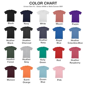 Puede incluir: Carta de colores que muestra 18 colores de camiseta diferentes, incluyendo negro, azul marino, blanco, malva, morado, negro jaspeado, carb&oacute;n jaspeado, azul marino jaspeado, azul real, azul columbia jaspeado, bosque jaspeado, gris jaspeado, verde kelly, rojo, frambuesa jaspeado, granate, naranja quemado, azul oc&eacute;ano y rosa.