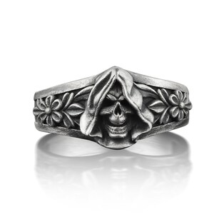 Silver skeletor and daisy mens gothic ring, Extraordinary oxidized skull ring in silver, Floral punk gift ring for men, Goth engagement ring image 4