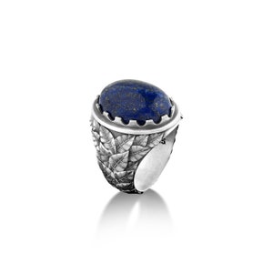 Lapis lazuli handmade ring with engraved leaf on side for men, Oval large blue lapis unique ring in sterling silver, Nature inspired ring
