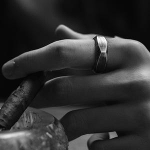 Anillo de banda de hombres de plata de ley hecho a mano cuadrado redondeado, anillo de boda de hombres geométricos, banda de boda de hombres geométricos, anillo de hombres de adorno de moda