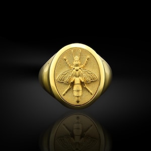 14k gold bee men ring, Oval princess bee signet ring in 14k gold, Dainty animal signet ring for loved one, One of a kind ring for husband