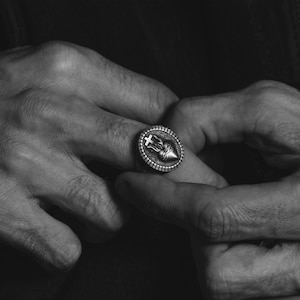 Anillo con sello del Sagrado Corazón para hombre en plata de ley, anillo de protección cristiana, joyería religiosa, anillo familiar, regalo cristiano, regalo para hombres