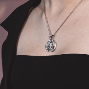Virgen milagrosa holy mother pendant with custom name, Personalized mens necklace in silver, Virgin mary medal necklace