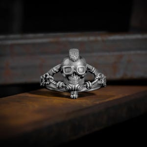 Antique style scottish skull ring for men in sterling silver, Biker pinky small skull ring for man, Oxidized gothic silver man gift jewelry