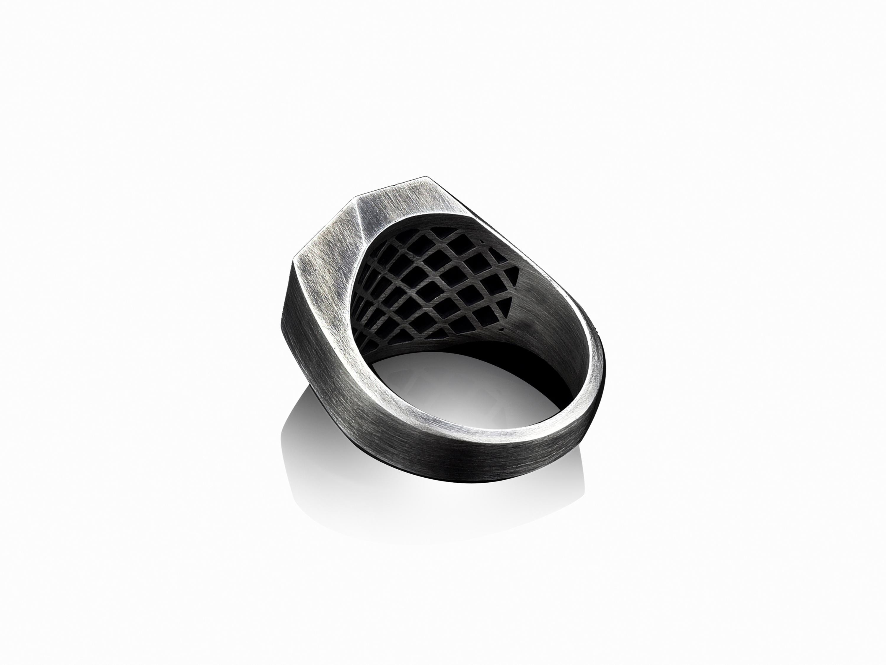 Anello con sigillo in argento sterling con lupo ululante in rilievo - Stile motociclista - Italia Anello con sigillo in argento sterling con lupo ululante in rilievo - Stile motociclista - Italia