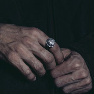 ライオンのハンドメイドレリーフシグネットリング、スターリングシルバーのライオンレリーフピンキーメンズリング、シルバーライオンヘッドジュエリー、レオ星座リング、動物シルバーリング