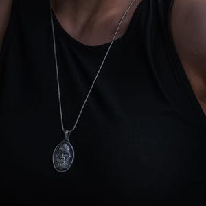 Silberkette mit Odin Anhänger, Antike ovale Silberkette für Männer, Nordische Mythologie Halskette, Einzigartige Wikinger Silberkette für Männer