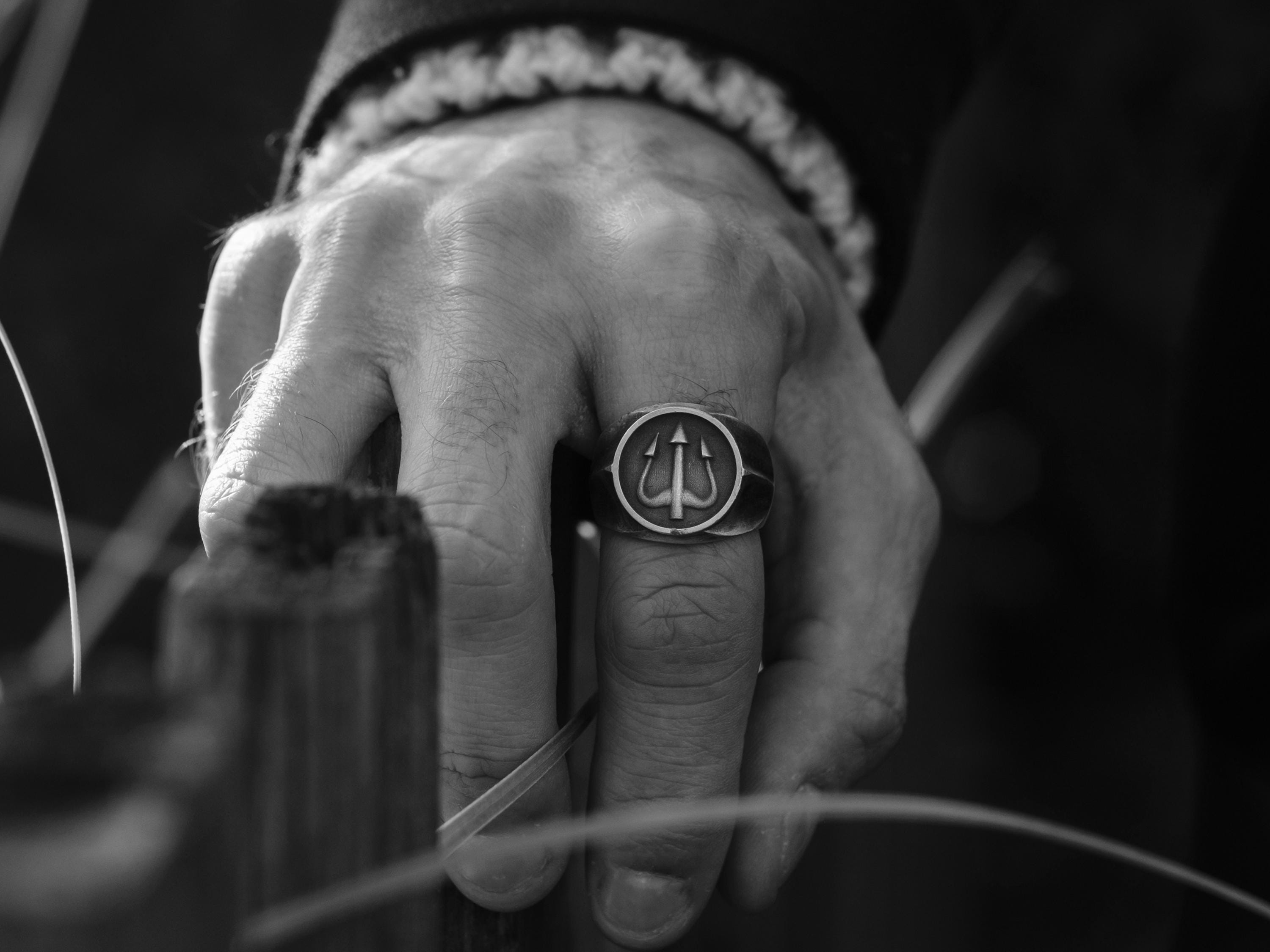 Anello tridente Poseidone Nettuno Greco in Argento Sterling 925 Anello nautico Marino Gioielli Punk per Uomo Donna Aperto Regolabile Anello tridente Poseidone Nettuno Greco in Argento Sterling 925 Anello nautico Marino Gioielli Punk per Uomo Donna Aperto Regolabile