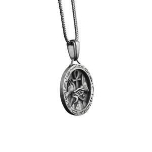 Pu&ograve; includere: Collana con ciondolo in argento con un occhio di Horus egizio, un ankh e altri simboli in un design circolare.