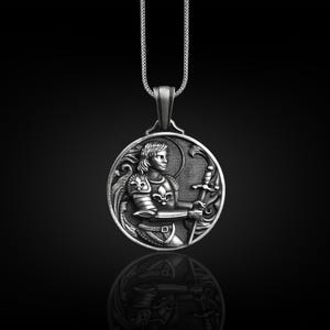 Heilige Jeanne d&#39;Arc Medaille, Mittelalterliche Französische Halskette für die Familie, Oxidierte katholische Halskette aus Silber, Fleur De Lis Halskette für Papa