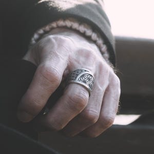 Flower Motifs Band Ring For Men in Silver, Floral Minimalist Ring, Mama Family Ring, Nature WeddingJewelry, Anniversary Ring, Couple Gift