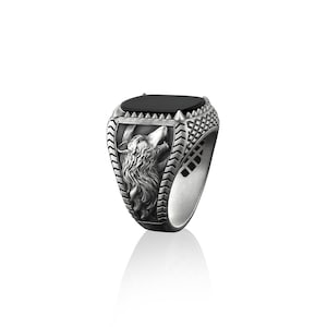 Howling wolf in wild nlack onyx stone signet men ring in silver, 925 silver pinky onyx men rings for women, Man gift ring, Animal lover gift