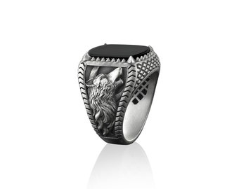 Howling wolf in wild nlack onyx stone signet men ring in silver, 925 silver pinky onyx men rings for women, Man gift ring, Animal lover gift