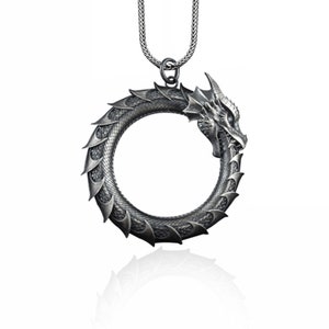 Ouroboros Essen seinen eigenen Schwanz Halskette, Herren Drachen Halskette, Oxidized Dragon Anhänger, große Drachen Halskette, Silber Mythische Halskette