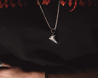 Naszyjnik z łyżwą hokejową ze srebra, biżuteria z łyżwą hokejową, ręcznie robiony srebrny wisiorek z łyżwą hokejową, naszyjnik dla miłośników sportu, wisiorek z łyżwą hokejową Bauer