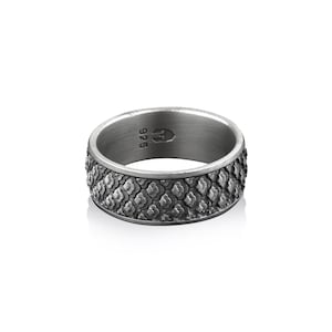 K&ouml;nnte beinhalten: Ein silberner Ring mit einem strukturierten, gemusterten Design. Der Ring ist innen mit "925" gekennzeichnet.