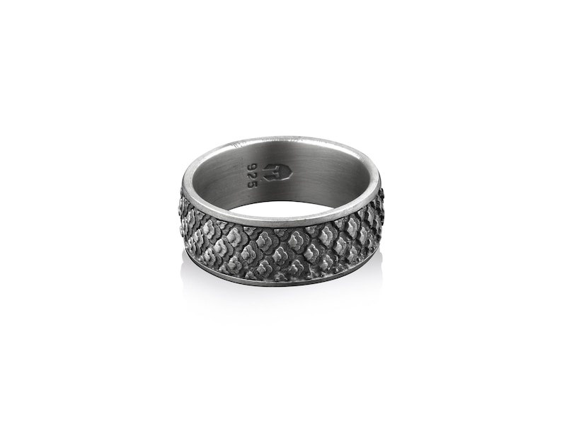 K&ouml;nnte beinhalten: Ein silberner Ring mit einem strukturierten, gemusterten Design. Der Ring ist innen mit "925" gekennzeichnet.