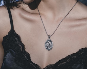 Naszyjnik z medalionem Gorgony Meduzy w srebrze, Spersonalizowany naszyjnik z mitologii greckiej dla dziewczyny, Naszyjnik fantasy