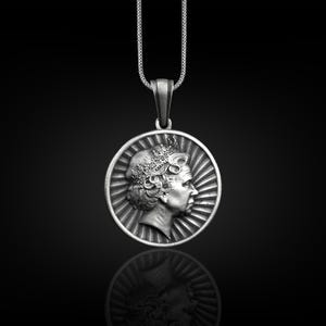 Queen Elizabeth II Coin Necklace, Queen Of England Memorial Necklace in Silver, Sassenach Jewelry For Family, Medallion Necklace For Dad