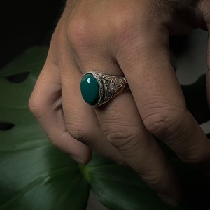 Green agate victorian style mens vintage ring, Green jade floral engraved side sterling silver ring for men, Agate stone men ring in silver