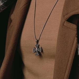 Skull in middle of crusader cross pendant necklace for men, Gothic cross mens necklace in silver, Knight templar pendant