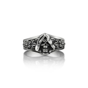 Silver skeletor and daisy mens gothic ring, Extraordinary oxidized skull ring in silver, Floral punk gift ring for men, Goth engagement ring