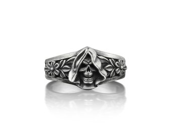 Silver skeletor and daisy mens gothic ring, Extraordinary oxidized skull ring in silver, Floral punk gift ring for men, Goth engagement ring