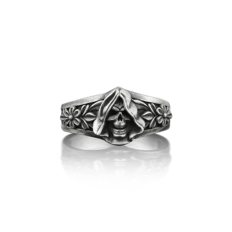 Silver skeletor and daisy mens gothic ring, Extraordinary oxidized skull ring in silver, Floral punk gift ring for men, Goth engagement ring image 1