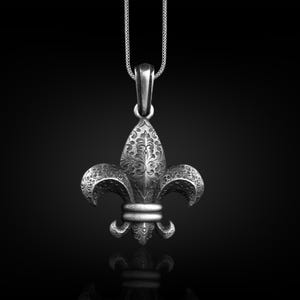 Collar medieval Fleur de lis en plata de primera ley, collar de flores heráldicas para la familia, collar floral único para papá